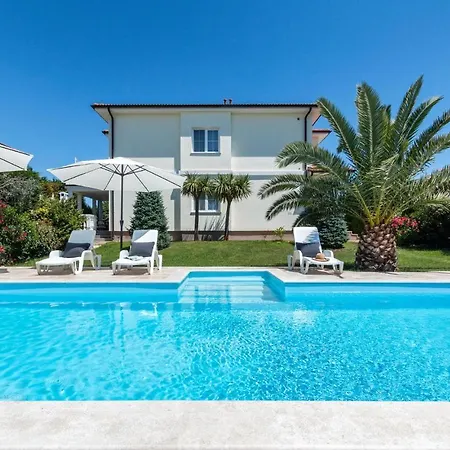 Ferienhaus Awesome In With Outdoor Swimming Pool Pula