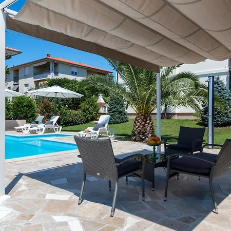 Awesome In With Outdoor Swimming Pool *