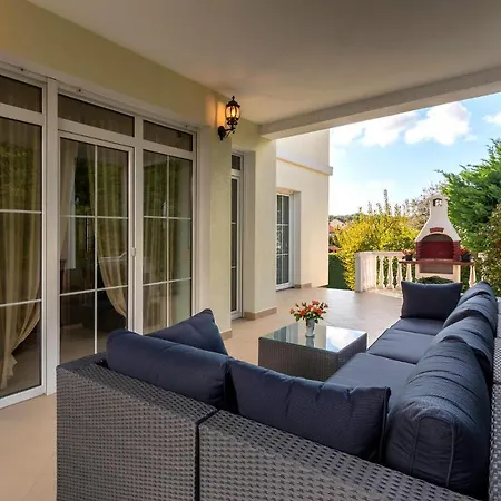 Awesome In With Outdoor Swimming Pool *