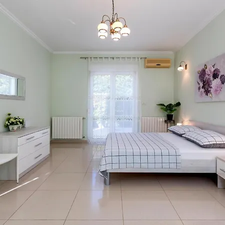 Holiday home Awesome In With Outdoor Swimming Pool